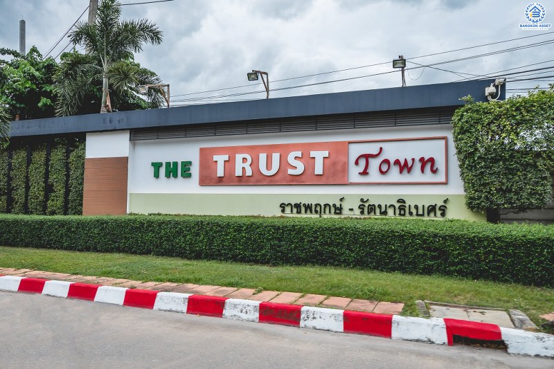 บ้านมือสองตกแต่งใหม่ สไตล์โมเดิร์น โครงการ เดอะทรัสต์ทาวน์ ราชพฤกษ์-รัตนาธิเบศร์ เนื้อที่ 19.8 ตร.ว. มาพร้อมฟังก์ชั่น 3 ห้องนอน 2 ห้องน้ำ คุณภาพแบรนด์ Q.House สาธารณูปโภคครบครัน บนทำเลติดถ.ราชพฤกษ์ เดินทางสู่ใจกลางเมืองได้อย่างรวดเร็ว ใกล้รถไฟฟ้าสถานีบางรักน้อยท่าอิฐ