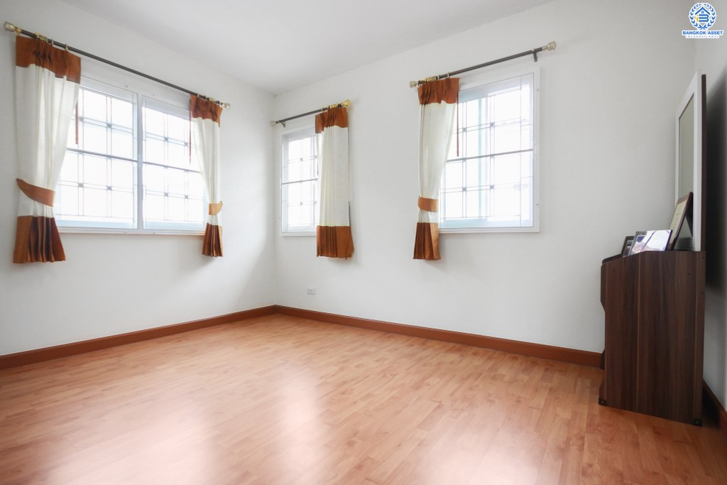 บ้านเดี่ยวมือสองนนทบุรี ห้องมุม! ถนนเมน! ม. พฤกษาวิลเลจ11 รัตนาธิเบศร์-ราชพฤกษ์ บ้านพร้อมอยู่ เนื้อที่ 54 ตร.ว. ฟังก์ชั่น 3 ห้องนอน 2 ห้องน้ำ 2 ที่จอดรถ เดินทางสะดวก เข้า-ออกได้ทั้งถ.รัตนาธิเบศร์ และถ.ราชพฤกษ์ ใกล้รถไฟฟ้า(บางรักน้อยท่าอิฐ)