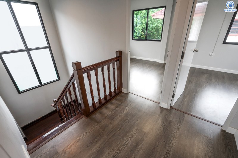 บ้านมือสองตกแต่งใหม่ คุณภาพแบรนด์LH โครงการ ชลลดา บางบัวทอง-รัตนาธิเบศร์ บ้านเดี่ยวหลังใหญ่ พร้อมรองรับกับทุกความสุขได้อย่างเต็มที่ บนเนื้อที่กว้างถึงขนาด 79 ตร.ว. ฟังก์ชั่น 3 ห้องนอน 2 ห้องน้ำ พร้อม facilitys ครบครัน บนทำเลคุณภาพ เชื่อมต่อได้หลายเส้นทาง ใกล้เซ็นทรัลเวสต์เกต และ MRT สถานีบางพลู