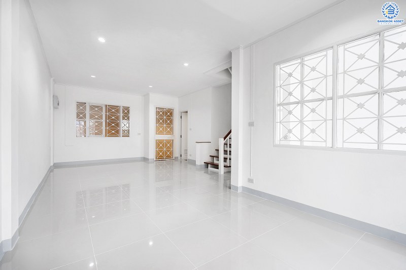 บ้านมือสองตกแต่งใหม่ คุณภาพแบรนด์ LH ม.บุศรินทร์ วงแหวน (บ้านกล้วย-ไทรน้อย) บ้านพร้อมอยู่ ถนนเมน! เนื้อที่ 21 ตร.ว. ครบครันทุกฟังก์ชั่น! 3 ห้องนอน 2 ห้องน้ำ หน้ากว้าง 6 เมตร ตอบโจทย์ทุกการอยู่อาศัย บนทำเลศักยภาพ! ใกล้เซ็นทรัลเวสต์เกต และ MRT สายสีม่วง "สถานีคลองบางไผ่"