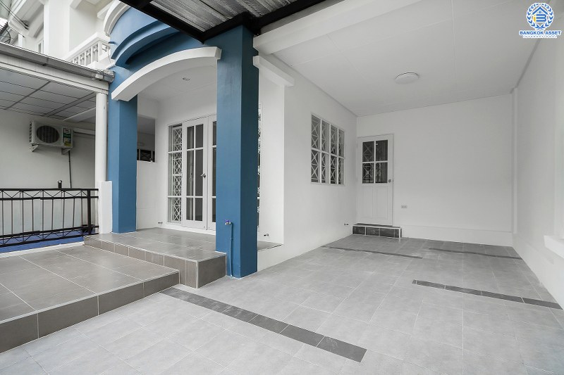 บ้านมือสองตกแต่งใหม่ คุณภาพแบรนด์ LH ม.บุศรินทร์ วงแหวน (บ้านกล้วย-ไทรน้อย) บ้านพร้อมอยู่ ถนนเมน! เนื้อที่ 21 ตร.ว. ครบครันทุกฟังก์ชั่น! 3 ห้องนอน 2 ห้องน้ำ หน้ากว้าง 6 เมตร ตอบโจทย์ทุกการอยู่อาศัย บนทำเลศักยภาพ! ใกล้เซ็นทรัลเวสต์เกต และ MRT สายสีม่วง "สถานีคลองบางไผ่"