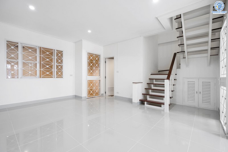 บ้านมือสองตกแต่งใหม่ คุณภาพแบรนด์ LH ม.บุศรินทร์ วงแหวน (บ้านกล้วย-ไทรน้อย) บ้านพร้อมอยู่ ถนนเมน! เนื้อที่ 21 ตร.ว. ครบครันทุกฟังก์ชั่น! 3 ห้องนอน 2 ห้องน้ำ หน้ากว้าง 6 เมตร ตอบโจทย์ทุกการอยู่อาศัย บนทำเลศักยภาพ! ใกล้เซ็นทรัลเวสต์เกต และ MRT สายสีม่วง "สถานีคลองบางไผ่"