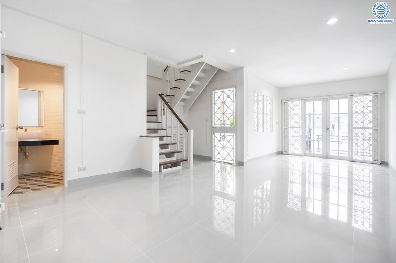 บ้านมือสองตกแต่งใหม่ คุณภาพแบรนด์ LH ม.บุศรินทร์ วงแหวน (บ้านกล้วย-ไทรน้อย) บ้านพร้อมอยู่ ถนนเมน! เนื้อที่ 21 ตร.ว. ครบครันทุกฟังก์ชั่น! 3 ห้องนอน 2 ห้องน้ำ หน้ากว้าง 6 เมตร ตอบโจทย์ทุกการอยู่อาศัย บนทำเลศักยภาพ! ใกล้เซ็นทรัลเวสต์เกต และ MRT สายสีม่วง "สถานีคลองบางไผ่"