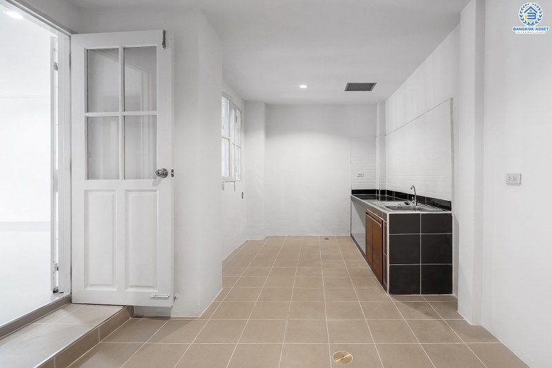 บ้านมือสองตกแต่งใหม่ คุณภาพแบรนด์ LH ม.บุศรินทร์ วงแหวน (บ้านกล้วย-ไทรน้อย) บ้านพร้อมอยู่ ถนนเมน! เนื้อที่ 21 ตร.ว. ครบครันทุกฟังก์ชั่น! 3 ห้องนอน 2 ห้องน้ำ หน้ากว้าง 6 เมตร ตอบโจทย์ทุกการอยู่อาศัย บนทำเลศักยภาพ! ใกล้เซ็นทรัลเวสต์เกต และ MRT สายสีม่วง "สถานีคลองบางไผ่"