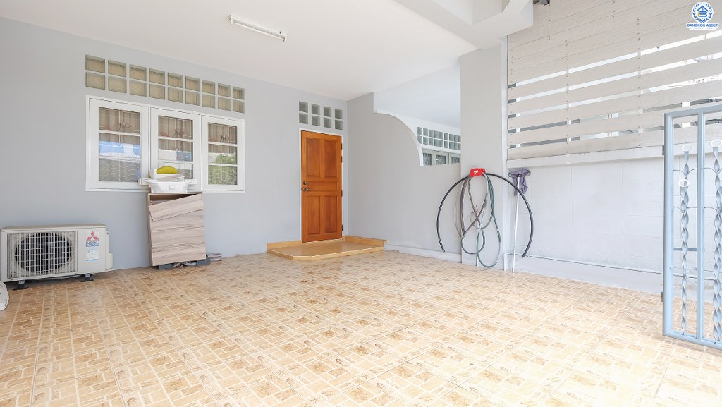 ทาวน์เฮ้าส์มือสองตกแต่งใหม่ ทำเลโซนเมือง! ม.มธุรสโฮม10 พิบูลสงคราม-พระราม5 เนื้อที่ 21.9 ตร.ว. ฟังก์ชั่น 3 ห้องนอน 2 ห้องน้ำ ครัวกว้างมาก พร้อมบิ้วท์อิน บนทำเลเดินทางสะดวก เข้า-ออกได้หลายเส้นทาง ใกล้สะพานพระราม5 และรถไฟฟ้าสถานีแยกติวานนท์