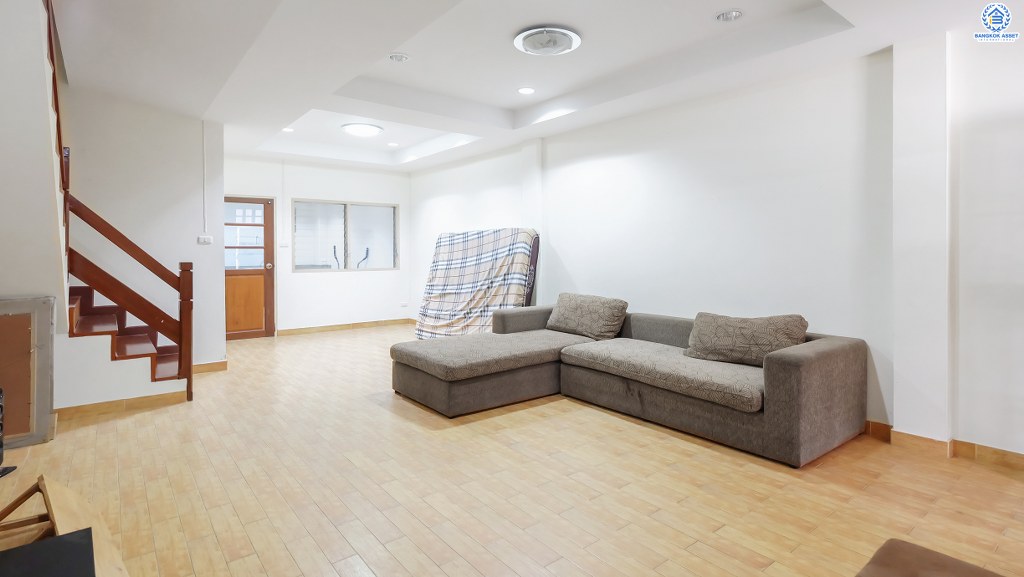 ทาวน์เฮ้าส์มือสองตกแต่งใหม่ ทำเลโซนเมือง! ม.มธุรสโฮม10 พิบูลสงคราม-พระราม5 เนื้อที่ 21.9 ตร.ว. ฟังก์ชั่น 3 ห้องนอน 2 ห้องน้ำ ครัวกว้างมาก พร้อมบิ้วท์อิน บนทำเลเดินทางสะดวก เข้า-ออกได้หลายเส้นทาง ใกล้สะพานพระราม5 และรถไฟฟ้าสถานีแยกติวานนท์