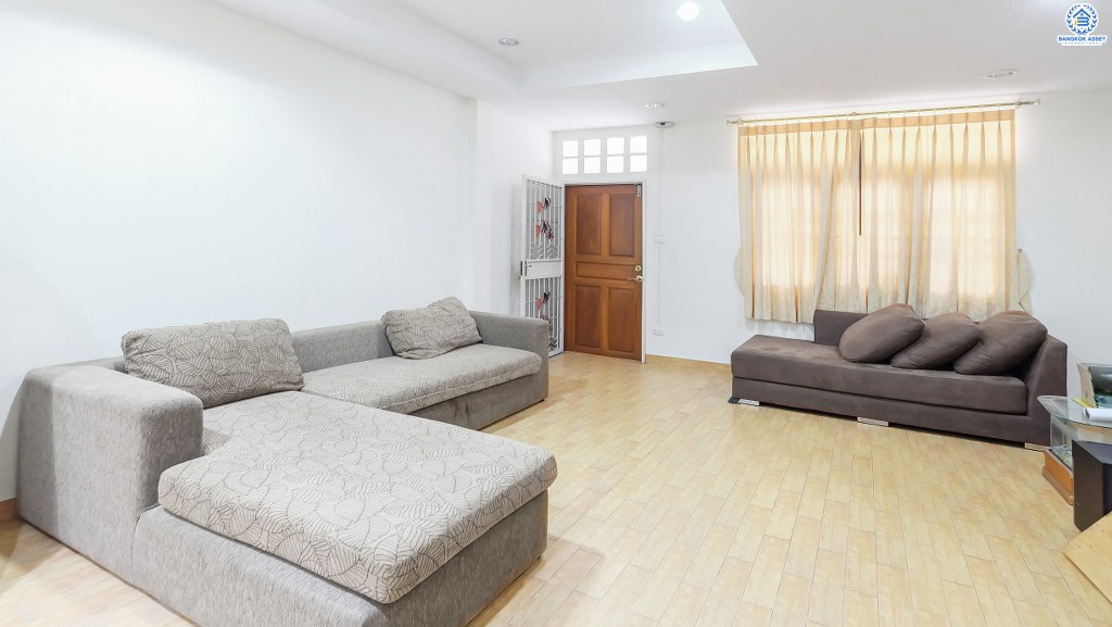 ทาวน์เฮ้าส์มือสองตกแต่งใหม่ ทำเลโซนเมือง! ม.มธุรสโฮม10 พิบูลสงคราม-พระราม5 เนื้อที่ 21.9 ตร.ว. ฟังก์ชั่น 3 ห้องนอน 2 ห้องน้ำ ครัวกว้างมาก พร้อมบิ้วท์อิน บนทำเลเดินทางสะดวก เข้า-ออกได้หลายเส้นทาง ใกล้สะพานพระราม5 และรถไฟฟ้าสถานีแยกติวานนท์