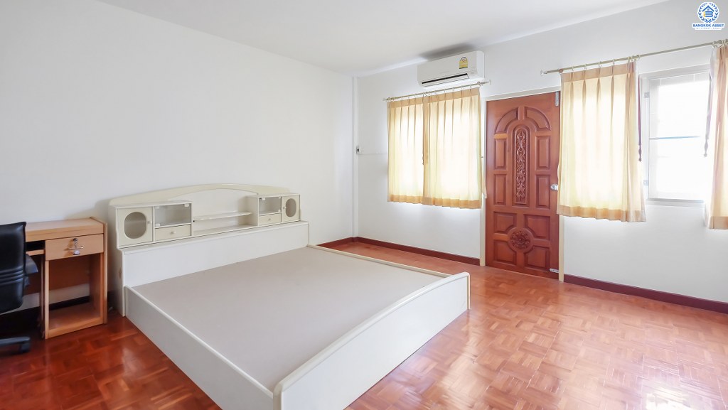 ทาวน์เฮ้าส์มือสองตกแต่งใหม่ ทำเลโซนเมือง! ม.มธุรสโฮม10 พิบูลสงคราม-พระราม5 เนื้อที่ 21.9 ตร.ว. ฟังก์ชั่น 3 ห้องนอน 2 ห้องน้ำ ครัวกว้างมาก พร้อมบิ้วท์อิน บนทำเลเดินทางสะดวก เข้า-ออกได้หลายเส้นทาง ใกล้สะพานพระราม5 และรถไฟฟ้าสถานีแยกติวานนท์