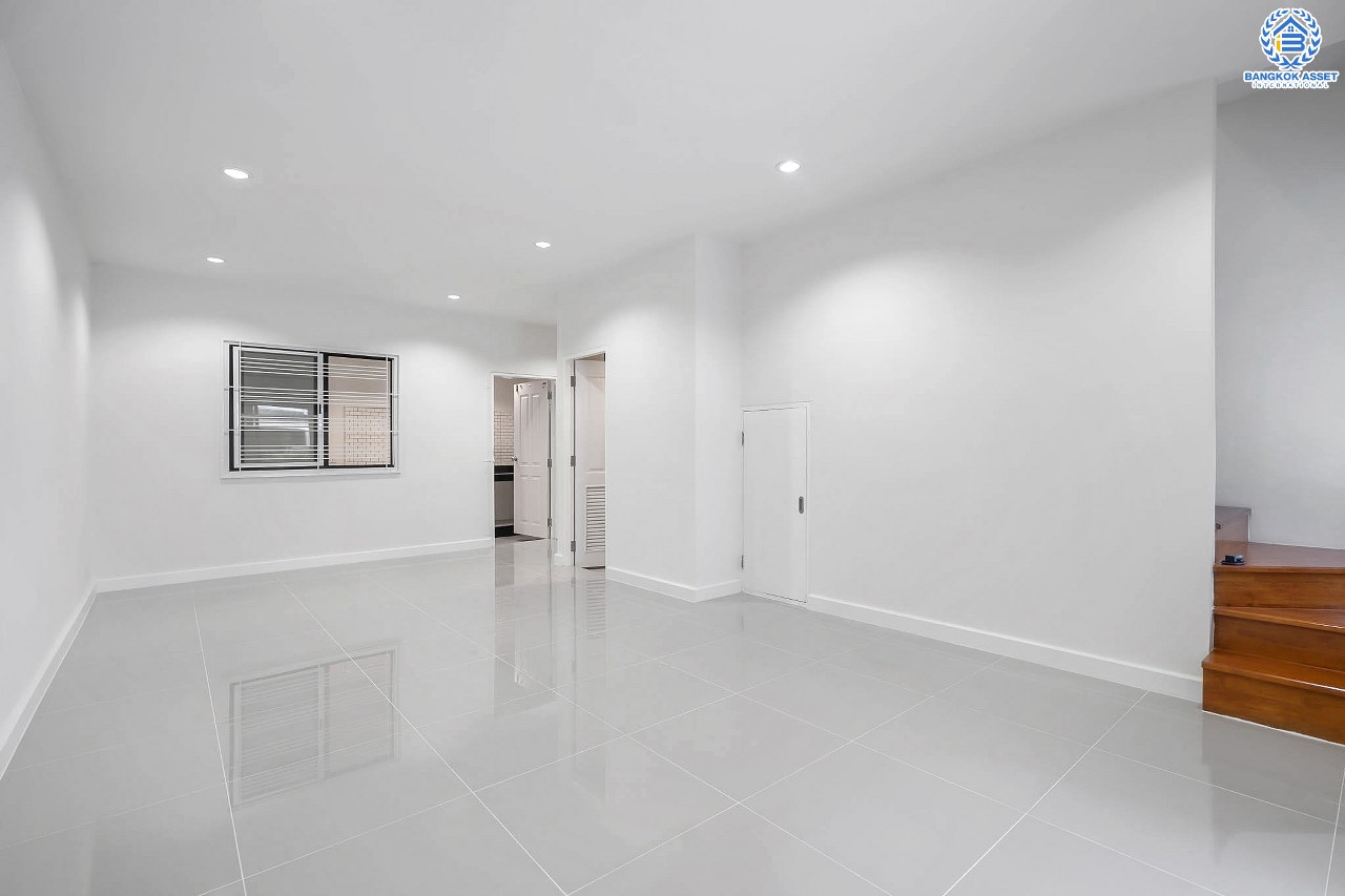 บ้านมือสองตกแต่งใหม่ สไตล์โมเดิร์น ม.โมดิวิลล่า บางบัวทอง-กาญจนาภิเษก บ้านพร้อมอยู่ เนื้อที่ 18.8 ตร.ว. ฟังก์ชั่น 3 ห้องนอน 2 ห้องน้ำ 2 ที่จอดรถ บนทำเลติดถนนกาญจนาฯ ทางเข้าเดียวกับโครงการเพอร์เฟคพาร์ค ใกล้เซ็นทรัลเวสต์เกต และรถไฟฟ้าสถานี "คลองบางไผ่" ราคาเพียง 2 ล้านต้นๆ...