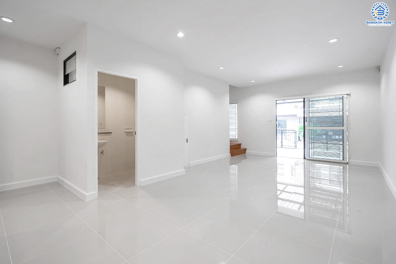 บ้านมือสองตกแต่งใหม่ สไตล์โมเดิร์น ม.โมดิวิลล่า บางบัวทอง-กาญจนาภิเษก บ้านพร้อมอยู่ เนื้อที่ 18.8 ตร.ว. ฟังก์ชั่น 3 ห้องนอน 2 ห้องน้ำ 2 ที่จอดรถ บนทำเลติดถนนกาญจนาฯ ทางเข้าเดียวกับโครงการเพอร์เฟคพาร์ค ใกล้เซ็นทรัลเวสต์เกต และรถไฟฟ้าสถานี "คลองบางไผ่" ราคาเพียง 2 ล้านต้นๆ...