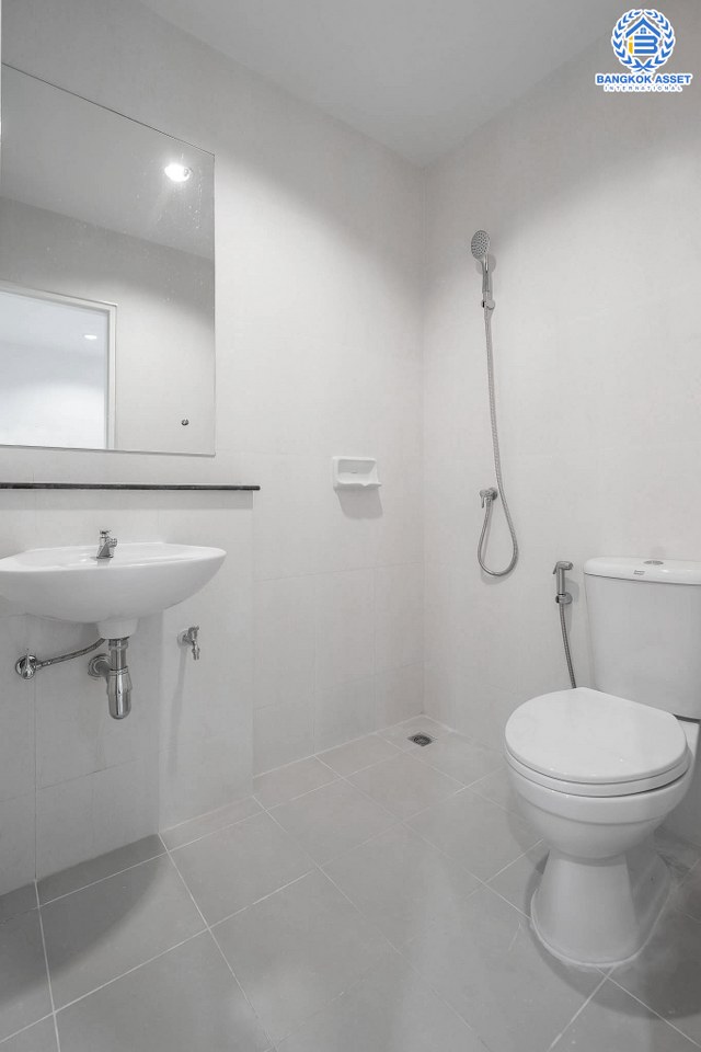 บ้านมือสองตกแต่งใหม่ สไตล์โมเดิร์น ม.โมดิวิลล่า บางบัวทอง-กาญจนาภิเษก บ้านพร้อมอยู่ เนื้อที่ 18.8 ตร.ว. ฟังก์ชั่น 3 ห้องนอน 2 ห้องน้ำ 2 ที่จอดรถ บนทำเลติดถนนกาญจนาฯ ทางเข้าเดียวกับโครงการเพอร์เฟคพาร์ค ใกล้เซ็นทรัลเวสต์เกต และรถไฟฟ้าสถานี "คลองบางไผ่" ราคาเพียง 2 ล้านต้นๆ...