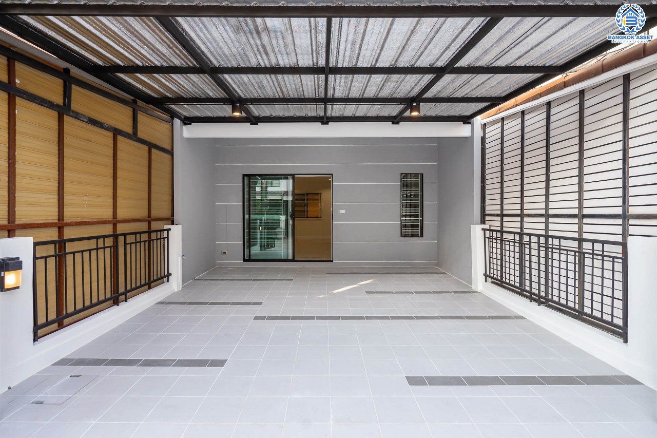 บ้านมือสองตกแต่งใหม่ สไตล์โมเดิร์น ม.โมดิวิลล่า บางบัวทอง-กาญจนาภิเษก บ้านพร้อมอยู่ เนื้อที่ 18.8 ตร.ว. ฟังก์ชั่น 3 ห้องนอน 2 ห้องน้ำ 2 ที่จอดรถ บนทำเลติดถนนกาญจนาฯ ทางเข้าเดียวกับโครงการเพอร์เฟคพาร์ค ใกล้เซ็นทรัลเวสต์เกต และรถไฟฟ้าสถานี "คลองบางไผ่" ราคาเพียง 2 ล้านต้นๆ...