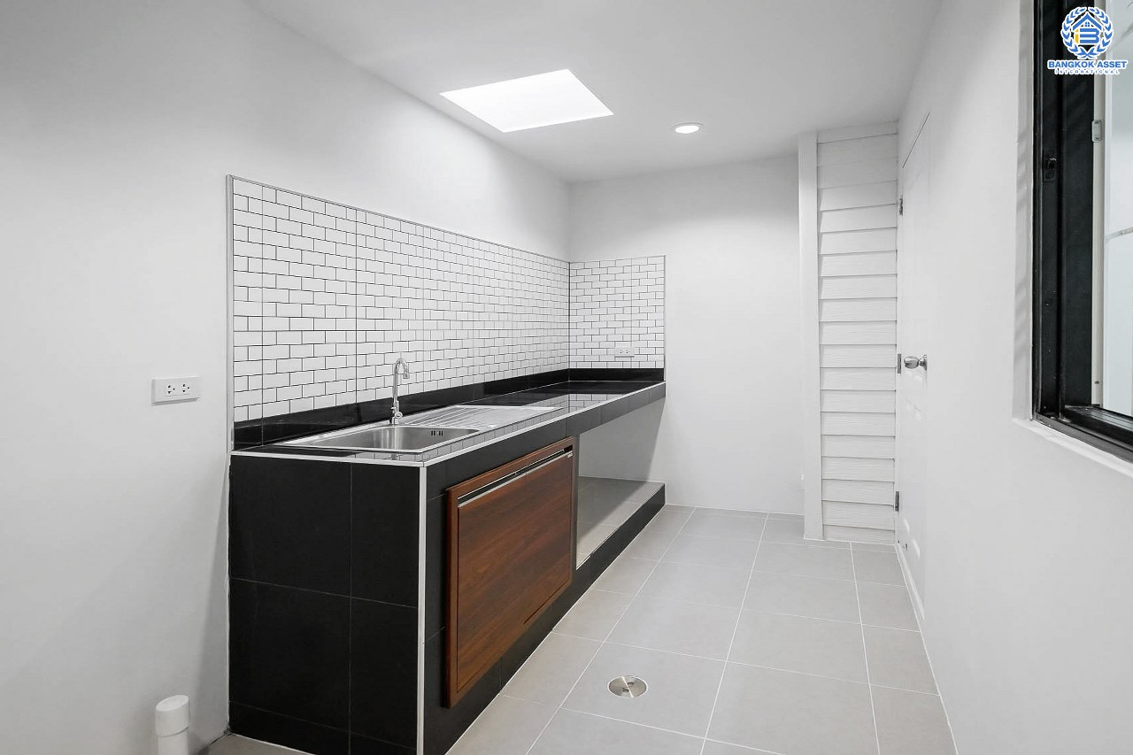 บ้านมือสองตกแต่งใหม่ สไตล์โมเดิร์น ม.โมดิวิลล่า บางบัวทอง-กาญจนาภิเษก บ้านพร้อมอยู่ เนื้อที่ 18.8 ตร.ว. ฟังก์ชั่น 3 ห้องนอน 2 ห้องน้ำ 2 ที่จอดรถ บนทำเลติดถนนกาญจนาฯ ทางเข้าเดียวกับโครงการเพอร์เฟคพาร์ค ใกล้เซ็นทรัลเวสต์เกต และรถไฟฟ้าสถานี "คลองบางไผ่" ราคาเพียง 2 ล้านต้นๆ...