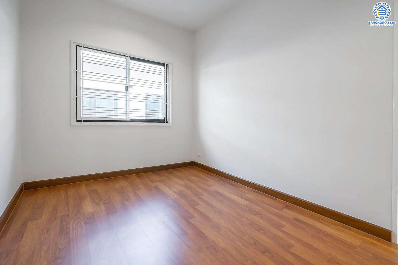 บ้านมือสองตกแต่งใหม่ สไตล์โมเดิร์น ม.โมดิวิลล่า บางบัวทอง-กาญจนาภิเษก บ้านพร้อมอยู่ เนื้อที่ 18.8 ตร.ว. ฟังก์ชั่น 3 ห้องนอน 2 ห้องน้ำ 2 ที่จอดรถ บนทำเลติดถนนกาญจนาฯ ทางเข้าเดียวกับโครงการเพอร์เฟคพาร์ค ใกล้เซ็นทรัลเวสต์เกต และรถไฟฟ้าสถานี "คลองบางไผ่" ราคาเพียง 2 ล้านต้นๆ...