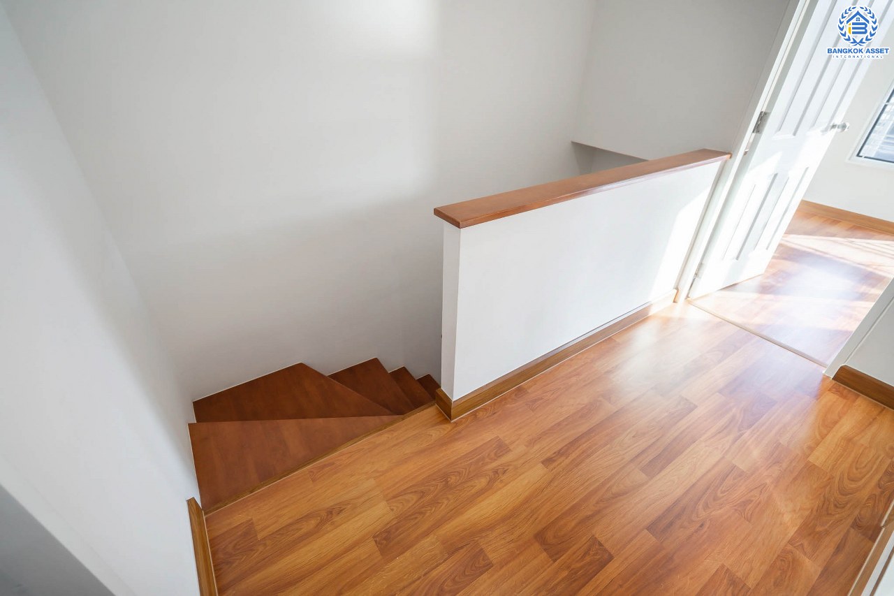 บ้านมือสองตกแต่งใหม่ สไตล์โมเดิร์น ม.โมดิวิลล่า บางบัวทอง-กาญจนาภิเษก บ้านพร้อมอยู่ เนื้อที่ 18.8 ตร.ว. ฟังก์ชั่น 3 ห้องนอน 2 ห้องน้ำ 2 ที่จอดรถ บนทำเลติดถนนกาญจนาฯ ทางเข้าเดียวกับโครงการเพอร์เฟคพาร์ค ใกล้เซ็นทรัลเวสต์เกต และรถไฟฟ้าสถานี "คลองบางไผ่" ราคาเพียง 2 ล้านต้นๆ...