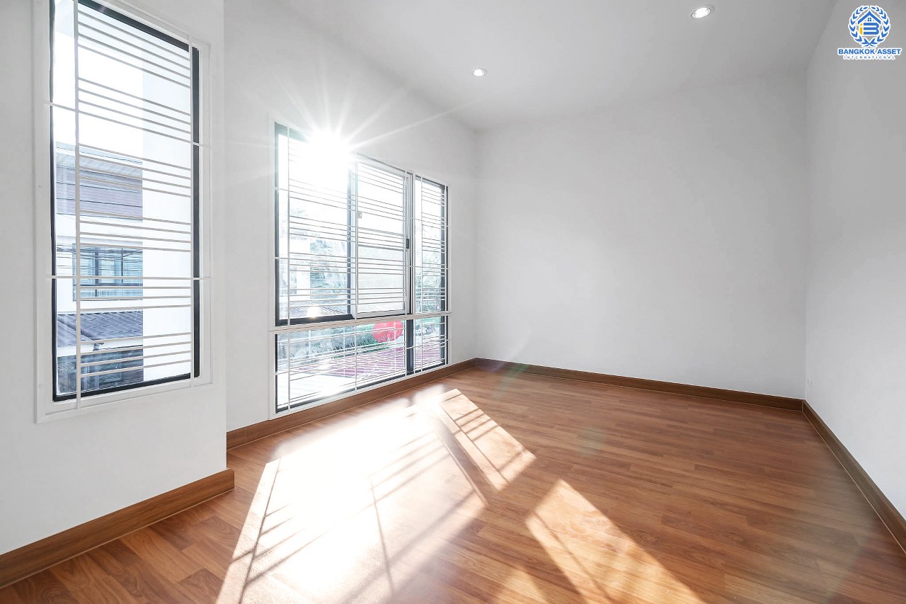 บ้านมือสองตกแต่งใหม่ สไตล์โมเดิร์น ม.โมดิวิลล่า บางบัวทอง-กาญจนาภิเษก บ้านพร้อมอยู่ เนื้อที่ 18.8 ตร.ว. ฟังก์ชั่น 3 ห้องนอน 2 ห้องน้ำ 2 ที่จอดรถ บนทำเลติดถนนกาญจนาฯ ทางเข้าเดียวกับโครงการเพอร์เฟคพาร์ค ใกล้เซ็นทรัลเวสต์เกต และรถไฟฟ้าสถานี "คลองบางไผ่" ราคาเพียง 2 ล้านต้นๆ...