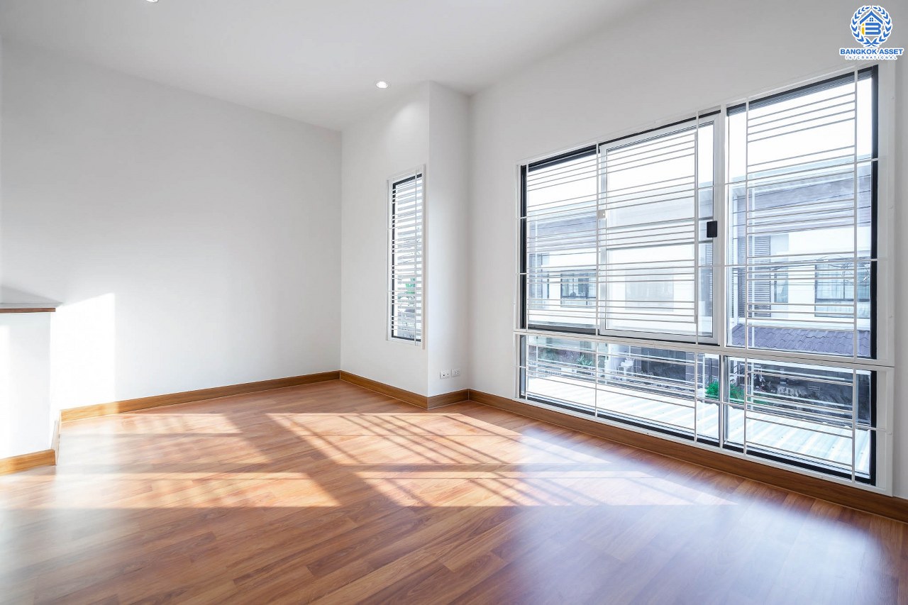 บ้านมือสองตกแต่งใหม่ สไตล์โมเดิร์น ม.โมดิวิลล่า บางบัวทอง-กาญจนาภิเษก บ้านพร้อมอยู่ เนื้อที่ 18.8 ตร.ว. ฟังก์ชั่น 3 ห้องนอน 2 ห้องน้ำ 2 ที่จอดรถ บนทำเลติดถนนกาญจนาฯ ทางเข้าเดียวกับโครงการเพอร์เฟคพาร์ค ใกล้เซ็นทรัลเวสต์เกต และรถไฟฟ้าสถานี "คลองบางไผ่" ราคาเพียง 2 ล้านต้นๆ...