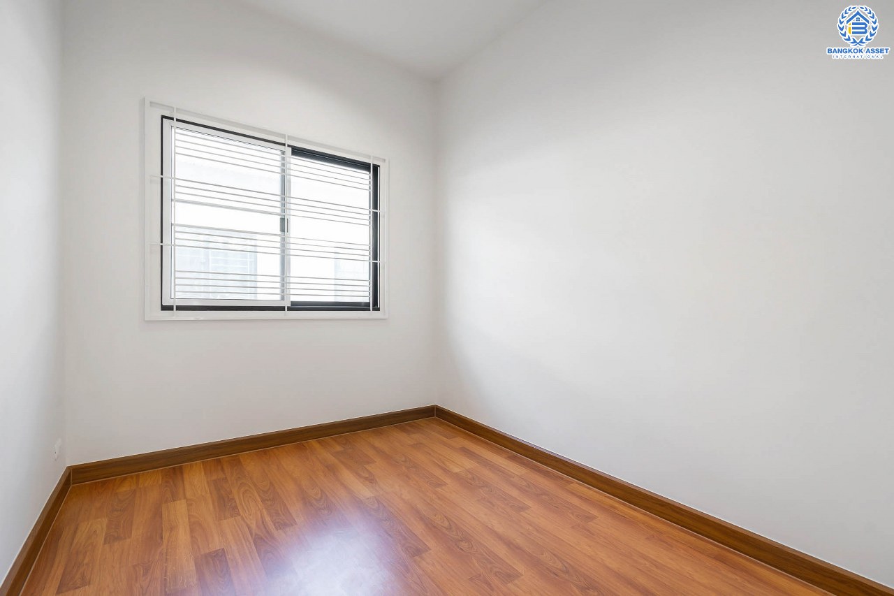 บ้านมือสองตกแต่งใหม่ สไตล์โมเดิร์น ม.โมดิวิลล่า บางบัวทอง-กาญจนาภิเษก บ้านพร้อมอยู่ เนื้อที่ 18.8 ตร.ว. ฟังก์ชั่น 3 ห้องนอน 2 ห้องน้ำ 2 ที่จอดรถ บนทำเลติดถนนกาญจนาฯ ทางเข้าเดียวกับโครงการเพอร์เฟคพาร์ค ใกล้เซ็นทรัลเวสต์เกต และรถไฟฟ้าสถานี "คลองบางไผ่" ราคาเพียง 2 ล้านต้นๆ...