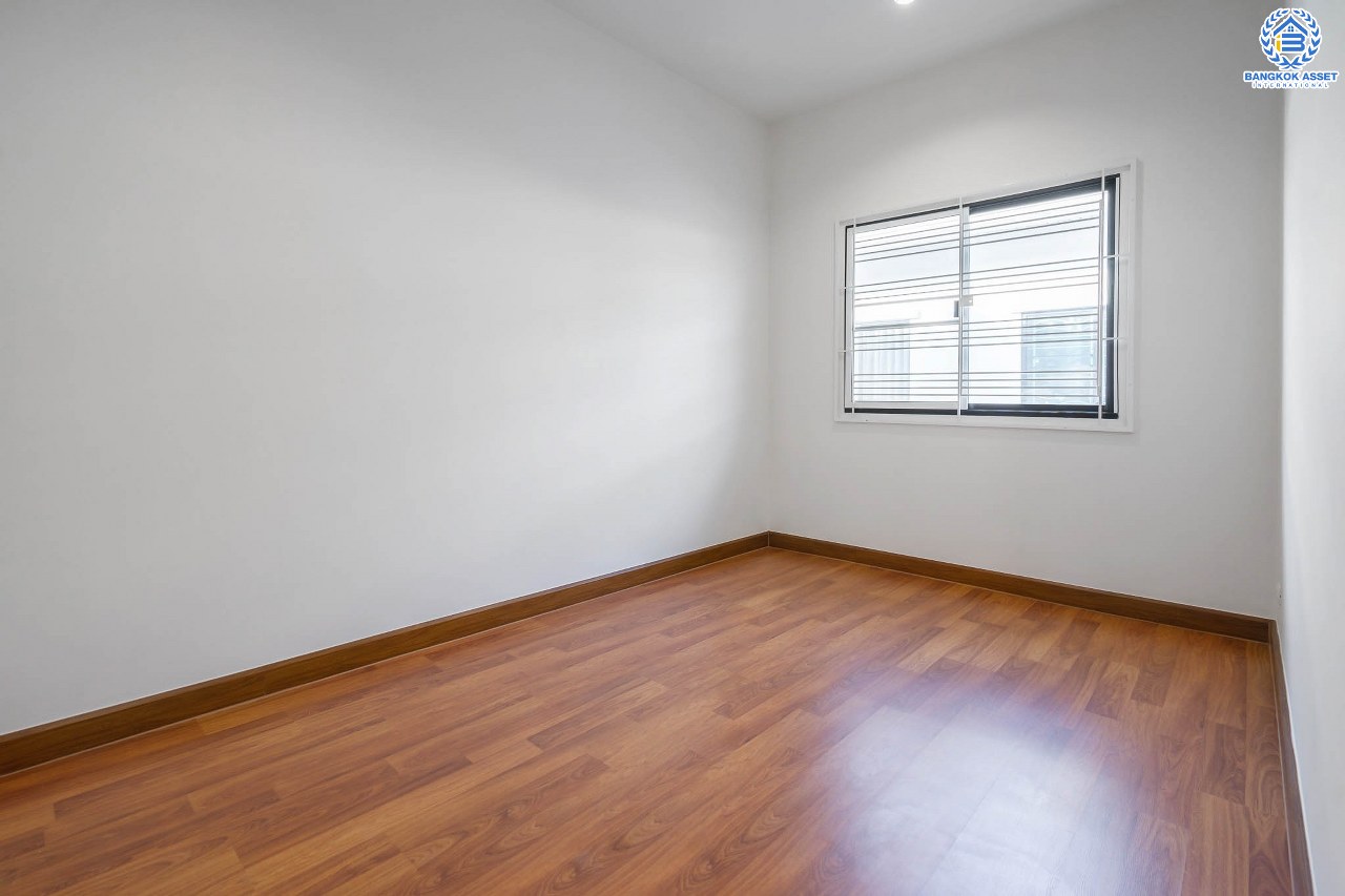 บ้านมือสองตกแต่งใหม่ สไตล์โมเดิร์น ม.โมดิวิลล่า บางบัวทอง-กาญจนาภิเษก บ้านพร้อมอยู่ เนื้อที่ 18.8 ตร.ว. ฟังก์ชั่น 3 ห้องนอน 2 ห้องน้ำ 2 ที่จอดรถ บนทำเลติดถนนกาญจนาฯ ทางเข้าเดียวกับโครงการเพอร์เฟคพาร์ค ใกล้เซ็นทรัลเวสต์เกต และรถไฟฟ้าสถานี "คลองบางไผ่" ราคาเพียง 2 ล้านต้นๆ...