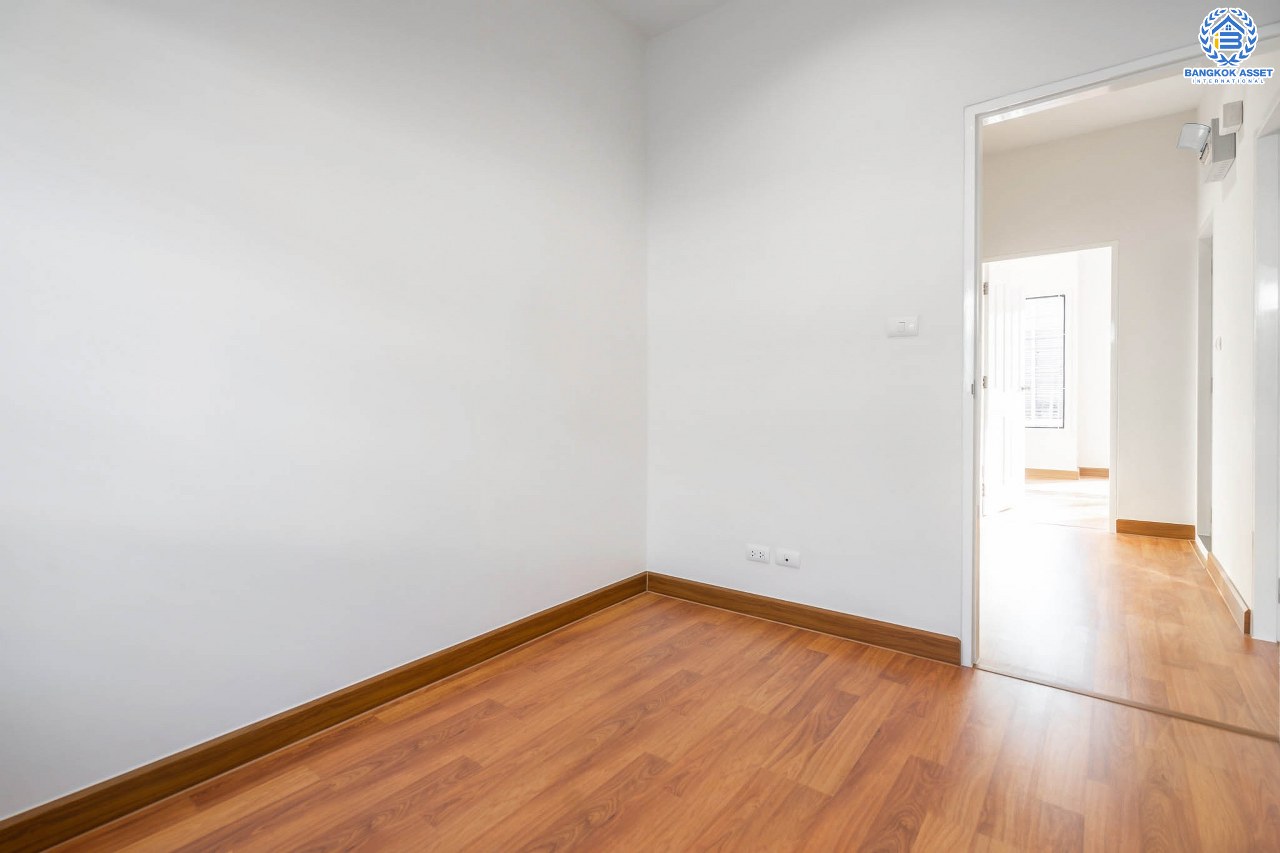 บ้านมือสองตกแต่งใหม่ สไตล์โมเดิร์น ม.โมดิวิลล่า บางบัวทอง-กาญจนาภิเษก บ้านพร้อมอยู่ เนื้อที่ 18.8 ตร.ว. ฟังก์ชั่น 3 ห้องนอน 2 ห้องน้ำ 2 ที่จอดรถ บนทำเลติดถนนกาญจนาฯ ทางเข้าเดียวกับโครงการเพอร์เฟคพาร์ค ใกล้เซ็นทรัลเวสต์เกต และรถไฟฟ้าสถานี "คลองบางไผ่" ราคาเพียง 2 ล้านต้นๆ...