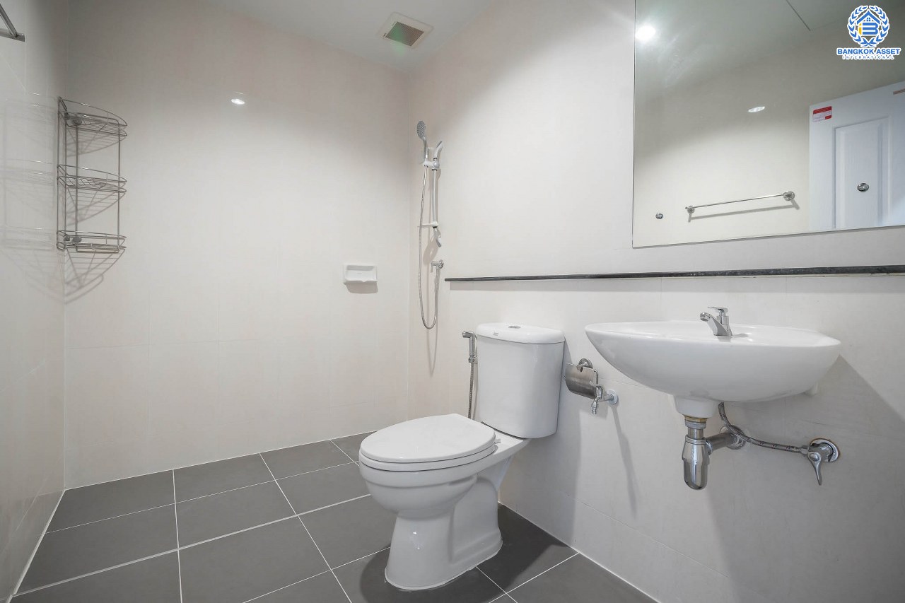 บ้านมือสองตกแต่งใหม่ สไตล์โมเดิร์น ม.โมดิวิลล่า บางบัวทอง-กาญจนาภิเษก บ้านพร้อมอยู่ เนื้อที่ 18.8 ตร.ว. ฟังก์ชั่น 3 ห้องนอน 2 ห้องน้ำ 2 ที่จอดรถ บนทำเลติดถนนกาญจนาฯ ทางเข้าเดียวกับโครงการเพอร์เฟคพาร์ค ใกล้เซ็นทรัลเวสต์เกต และรถไฟฟ้าสถานี "คลองบางไผ่" ราคาเพียง 2 ล้านต้นๆ...