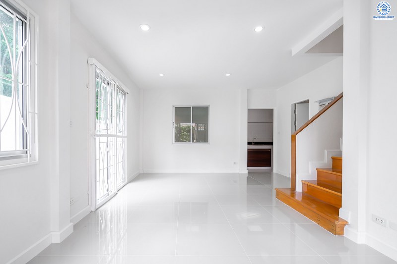 บ้านมือสองตกแต่งใหม่ ห้องมุม! ม.เดอะวิลล่า ราชพฤกษ์-ท่าอิฐ คุณภาพแบรนด์ Property Perfect แต่งครบทุกฟังก์ชั่น พร้อมอยู่ เนื้อที่ 26.9 ตร.ว. 3 ห้องนอน 2 ห้องน้ำ กว้างขวางสะดวกสบาย บนทำเลใกล้รถไฟฟ้า สถานีบางรักน้อยท่าอิฐ พร้อมเข้า-ออกได้ 2 เส้นทางทั้งถ.รัตนาธิเบศร์ และถ.ราชพฤกษ์ ราคาพิเศษสุด!