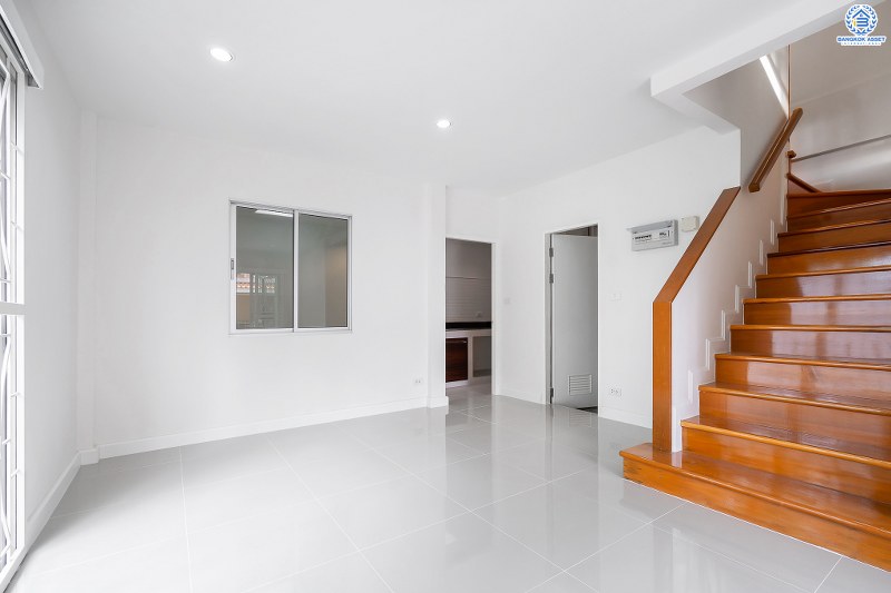 บ้านมือสองตกแต่งใหม่ ห้องมุม! ม.เดอะวิลล่า ราชพฤกษ์-ท่าอิฐ คุณภาพแบรนด์ Property Perfect แต่งครบทุกฟังก์ชั่น พร้อมอยู่ เนื้อที่ 26.9 ตร.ว. 3 ห้องนอน 2 ห้องน้ำ กว้างขวางสะดวกสบาย บนทำเลใกล้รถไฟฟ้า สถานีบางรักน้อยท่าอิฐ พร้อมเข้า-ออกได้ 2 เส้นทางทั้งถ.รัตนาธิเบศร์ และถ.ราชพฤกษ์ ราคาพิเศษสุด!