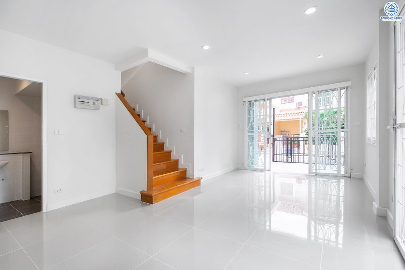 บ้านมือสองตกแต่งใหม่ ห้องมุม! ม.เดอะวิลล่า ราชพฤกษ์-ท่าอิฐ คุณภาพแบรนด์ Property Perfect แต่งครบทุกฟังก์ชั่น พร้อมอยู่ เนื้อที่ 26.9 ตร.ว. 3 ห้องนอน 2 ห้องน้ำ กว้างขวางสะดวกสบาย บนทำเลใกล้รถไฟฟ้า สถานีบางรักน้อยท่าอิฐ พร้อมเข้า-ออกได้ 2 เส้นทางทั้งถ.รัตนาธิเบศร์ และถ.ราชพฤกษ์ ราคาพิเศษสุด!