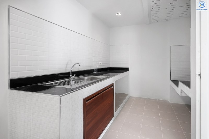 บ้านมือสองตกแต่งใหม่ ห้องมุม! ม.เดอะวิลล่า ราชพฤกษ์-ท่าอิฐ คุณภาพแบรนด์ Property Perfect แต่งครบทุกฟังก์ชั่น พร้อมอยู่ เนื้อที่ 26.9 ตร.ว. 3 ห้องนอน 2 ห้องน้ำ กว้างขวางสะดวกสบาย บนทำเลใกล้รถไฟฟ้า สถานีบางรักน้อยท่าอิฐ พร้อมเข้า-ออกได้ 2 เส้นทางทั้งถ.รัตนาธิเบศร์ และถ.ราชพฤกษ์ ราคาพิเศษสุด!