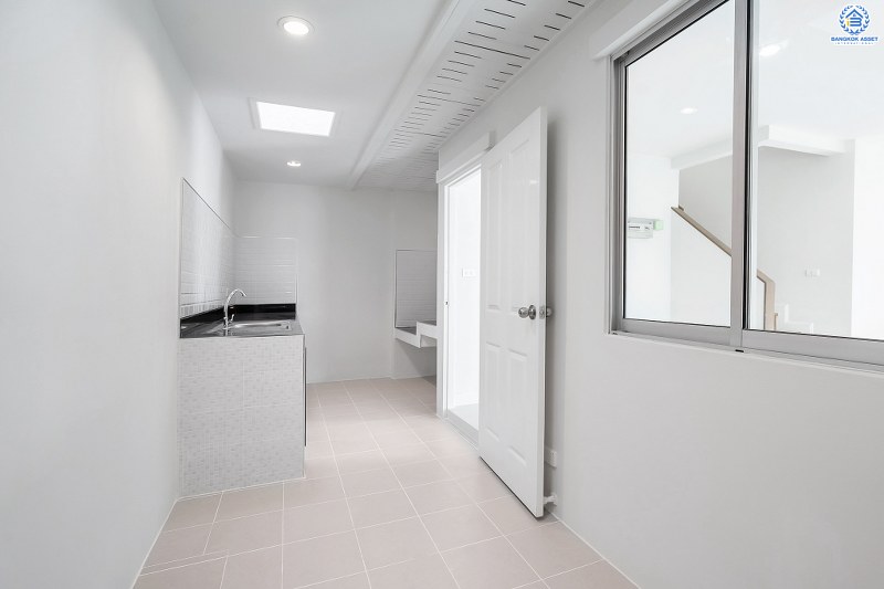 บ้านมือสองตกแต่งใหม่ ห้องมุม! ม.เดอะวิลล่า ราชพฤกษ์-ท่าอิฐ คุณภาพแบรนด์ Property Perfect แต่งครบทุกฟังก์ชั่น พร้อมอยู่ เนื้อที่ 26.9 ตร.ว. 3 ห้องนอน 2 ห้องน้ำ กว้างขวางสะดวกสบาย บนทำเลใกล้รถไฟฟ้า สถานีบางรักน้อยท่าอิฐ พร้อมเข้า-ออกได้ 2 เส้นทางทั้งถ.รัตนาธิเบศร์ และถ.ราชพฤกษ์ ราคาพิเศษสุด!