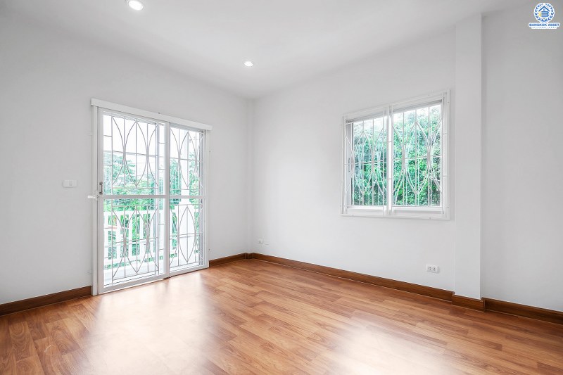 บ้านมือสองตกแต่งใหม่ ห้องมุม! ม.เดอะวิลล่า ราชพฤกษ์-ท่าอิฐ คุณภาพแบรนด์ Property Perfect แต่งครบทุกฟังก์ชั่น พร้อมอยู่ เนื้อที่ 26.9 ตร.ว. 3 ห้องนอน 2 ห้องน้ำ กว้างขวางสะดวกสบาย บนทำเลใกล้รถไฟฟ้า สถานีบางรักน้อยท่าอิฐ พร้อมเข้า-ออกได้ 2 เส้นทางทั้งถ.รัตนาธิเบศร์ และถ.ราชพฤกษ์ ราคาพิเศษสุด!