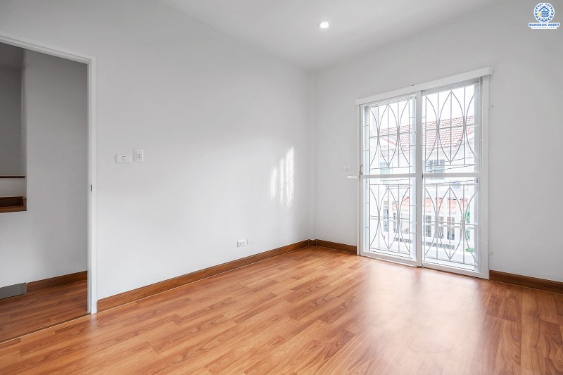 บ้านมือสองตกแต่งใหม่ ห้องมุม! ม.เดอะวิลล่า ราชพฤกษ์-ท่าอิฐ คุณภาพแบรนด์ Property Perfect แต่งครบทุกฟังก์ชั่น พร้อมอยู่ เนื้อที่ 26.9 ตร.ว. 3 ห้องนอน 2 ห้องน้ำ กว้างขวางสะดวกสบาย บนทำเลใกล้รถไฟฟ้า สถานีบางรักน้อยท่าอิฐ พร้อมเข้า-ออกได้ 2 เส้นทางทั้งถ.รัตนาธิเบศร์ และถ.ราชพฤกษ์ ราคาพิเศษสุด!