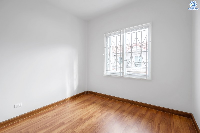 บ้านมือสองตกแต่งใหม่ ห้องมุม! ม.เดอะวิลล่า ราชพฤกษ์-ท่าอิฐ คุณภาพแบรนด์ Property Perfect แต่งครบทุกฟังก์ชั่น พร้อมอยู่ เนื้อที่ 26.9 ตร.ว. 3 ห้องนอน 2 ห้องน้ำ กว้างขวางสะดวกสบาย บนทำเลใกล้รถไฟฟ้า สถานีบางรักน้อยท่าอิฐ พร้อมเข้า-ออกได้ 2 เส้นทางทั้งถ.รัตนาธิเบศร์ และถ.ราชพฤกษ์ ราคาพิเศษสุด!