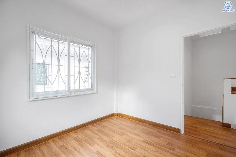 บ้านมือสองตกแต่งใหม่ ห้องมุม! ม.เดอะวิลล่า ราชพฤกษ์-ท่าอิฐ คุณภาพแบรนด์ Property Perfect แต่งครบทุกฟังก์ชั่น พร้อมอยู่ เนื้อที่ 26.9 ตร.ว. 3 ห้องนอน 2 ห้องน้ำ กว้างขวางสะดวกสบาย บนทำเลใกล้รถไฟฟ้า สถานีบางรักน้อยท่าอิฐ พร้อมเข้า-ออกได้ 2 เส้นทางทั้งถ.รัตนาธิเบศร์ และถ.ราชพฤกษ์ ราคาพิเศษสุด!