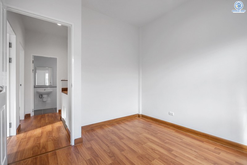 บ้านมือสองตกแต่งใหม่ ห้องมุม! ม.เดอะวิลล่า ราชพฤกษ์-ท่าอิฐ คุณภาพแบรนด์ Property Perfect แต่งครบทุกฟังก์ชั่น พร้อมอยู่ เนื้อที่ 26.9 ตร.ว. 3 ห้องนอน 2 ห้องน้ำ กว้างขวางสะดวกสบาย บนทำเลใกล้รถไฟฟ้า สถานีบางรักน้อยท่าอิฐ พร้อมเข้า-ออกได้ 2 เส้นทางทั้งถ.รัตนาธิเบศร์ และถ.ราชพฤกษ์ ราคาพิเศษสุด!