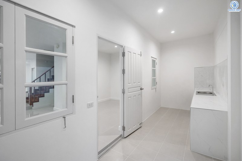 บ้านมือสองตกแต่งใหม่ หลังใหญ่ ห้องมุม! ม.รติรมย์พาร์ค ราชพฤกษ์-กาญจนาฯ (ซ.สวนผัก32) พิเศษสุด! บ้านพร้อมอยู่ เนื้อที่ 36 ตร.ว. ฟังก์ชั่น 3ห้องนอน 2ห้องน้ำ พร้อมแยกโซน คัดสรรวัสดุสเปคพรีเมี่ยม บนทำเลที่เชื่อมต่อหลายเส้นทาง ใกล้ทางด่วนศรีรัช  และแหล่ง Community Mall ชั้นนำมากมาย