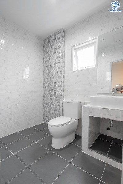 บ้านมือสองตกแต่งใหม่ หลังใหญ่ ห้องมุม! ม.รติรมย์พาร์ค ราชพฤกษ์-กาญจนาฯ (ซ.สวนผัก32) พิเศษสุด! บ้านพร้อมอยู่ เนื้อที่ 36 ตร.ว. ฟังก์ชั่น 3ห้องนอน 2ห้องน้ำ พร้อมแยกโซน คัดสรรวัสดุสเปคพรีเมี่ยม บนทำเลที่เชื่อมต่อหลายเส้นทาง ใกล้ทางด่วนศรีรัช  และแหล่ง Community Mall ชั้นนำมากมาย