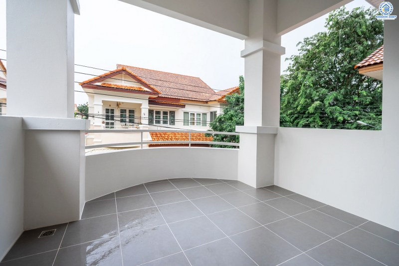 บ้านมือสองตกแต่งใหม่ หลังใหญ่ ห้องมุม! ม.รติรมย์พาร์ค ราชพฤกษ์-กาญจนาฯ (ซ.สวนผัก32) พิเศษสุด! บ้านพร้อมอยู่ เนื้อที่ 36 ตร.ว. ฟังก์ชั่น 3ห้องนอน 2ห้องน้ำ พร้อมแยกโซน คัดสรรวัสดุสเปคพรีเมี่ยม บนทำเลที่เชื่อมต่อหลายเส้นทาง ใกล้ทางด่วนศรีรัช  และแหล่ง Community Mall ชั้นนำมากมาย