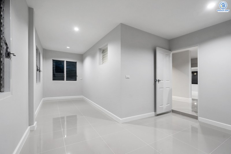 บ้านมือสองตกแต่งใหม่ LH เนื้อที่ 80 ตร.ว. โครงการ ชลลดา บางบัวทอง-รัตนาธิเบศร์ บ้านเดี่ยวสไตล์อบอุ่น รองรับกับทุกความสุข บนพื้นที่ใช้สอยกว้างเป็นพิเศษกว่า 200 ตร.ม. ฟังก์ชั่น 4นอน 2น้ำ พร้อม facilitys ครบครัน บนทำเลศักยภาพ เชื่อมต่อหลายเส้นทาง ใกล้เซ็นทรัลเวสต์เกต และ MRT สถานีบางพลู