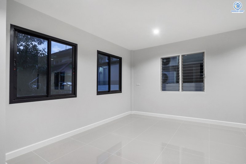 บ้านมือสองตกแต่งใหม่ LH เนื้อที่ 80 ตร.ว. โครงการ ชลลดา บางบัวทอง-รัตนาธิเบศร์ บ้านเดี่ยวสไตล์อบอุ่น รองรับกับทุกความสุข บนพื้นที่ใช้สอยกว้างเป็นพิเศษกว่า 200 ตร.ม. ฟังก์ชั่น 4นอน 2น้ำ พร้อม facilitys ครบครัน บนทำเลศักยภาพ เชื่อมต่อหลายเส้นทาง ใกล้เซ็นทรัลเวสต์เกต และ MRT สถานีบางพลู