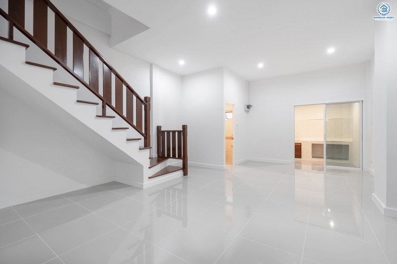 บ้านมือสองตกแต่งใหม่ โครงการ นวนิช แจ้งวัฒนะ ตกแต่งพร้อมอยู่ เนื้อที่ 20.5 ตร.ว. ฟังก์ชั่น 3 ห้องนอน 3 ห้องน้ำ 2 ที่จอดรถ ราคาสุดคุ้ม! บนทำเลย่านแจ้งวัฒนะ ใกล้เซ็นทรัลฯ เมืองทอง และทางด่วนแจ้งวัฒนะ ราคาหายากในย่านนี้ เพียง 3 ล้านต้นๆ เท่านั้น!