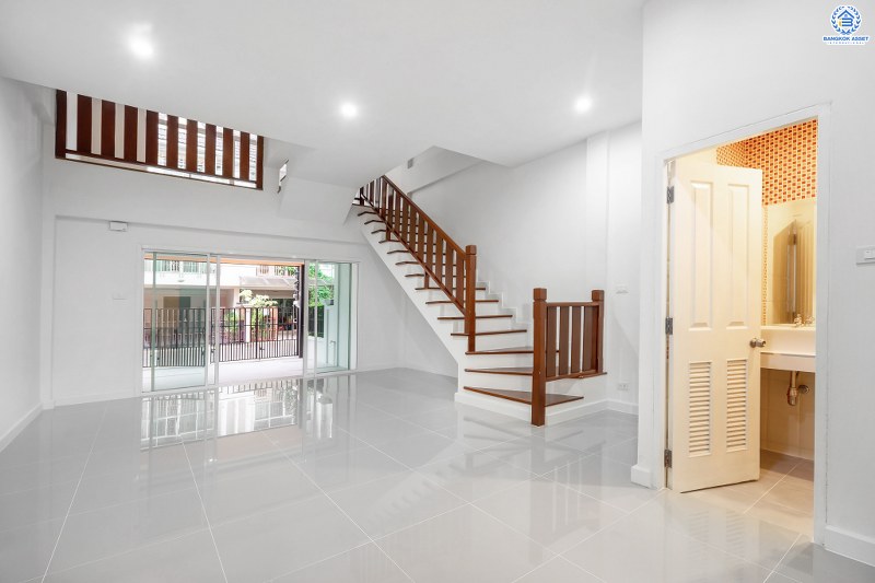 บ้านมือสองตกแต่งใหม่ โครงการ นวนิช แจ้งวัฒนะ ตกแต่งพร้อมอยู่ เนื้อที่ 20.5 ตร.ว. ฟังก์ชั่น 3 ห้องนอน 3 ห้องน้ำ 2 ที่จอดรถ ราคาสุดคุ้ม! บนทำเลย่านแจ้งวัฒนะ ใกล้เซ็นทรัลฯ เมืองทอง และทางด่วนแจ้งวัฒนะ ราคาหายากในย่านนี้ เพียง 3 ล้านต้นๆ เท่านั้น!