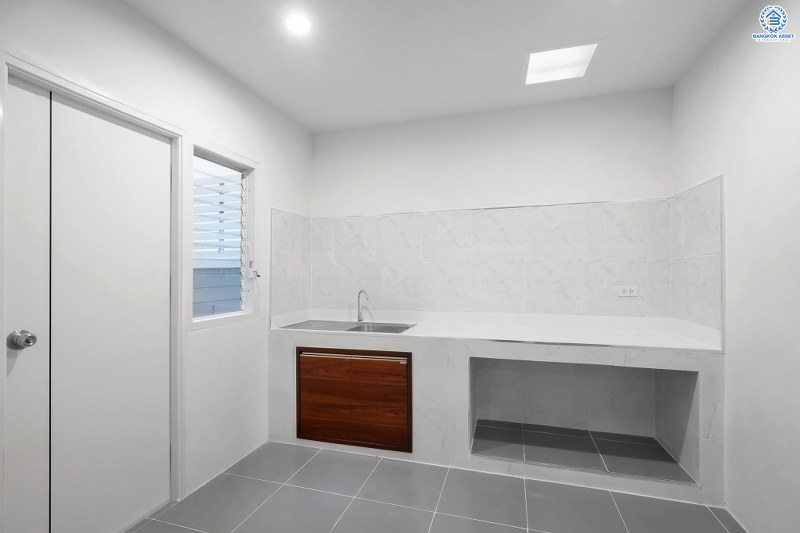 บ้านมือสองตกแต่งใหม่ โครงการ นวนิช แจ้งวัฒนะ ตกแต่งพร้อมอยู่ เนื้อที่ 20.5 ตร.ว. ฟังก์ชั่น 3 ห้องนอน 3 ห้องน้ำ 2 ที่จอดรถ ราคาสุดคุ้ม! บนทำเลย่านแจ้งวัฒนะ ใกล้เซ็นทรัลฯ เมืองทอง และทางด่วนแจ้งวัฒนะ ราคาหายากในย่านนี้ เพียง 3 ล้านต้นๆ เท่านั้น!