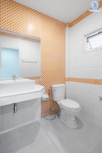 บ้านมือสองตกแต่งใหม่ โครงการ นวนิช แจ้งวัฒนะ ตกแต่งพร้อมอยู่ เนื้อที่ 20.5 ตร.ว. ฟังก์ชั่น 3 ห้องนอน 3 ห้องน้ำ 2 ที่จอดรถ ราคาสุดคุ้ม! บนทำเลย่านแจ้งวัฒนะ ใกล้เซ็นทรัลฯ เมืองทอง และทางด่วนแจ้งวัฒนะ ราคาหายากในย่านนี้ เพียง 3 ล้านต้นๆ เท่านั้น!