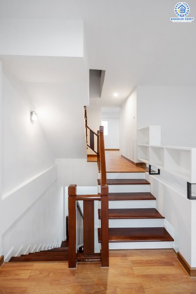 บ้านมือสองตกแต่งใหม่ โครงการ นวนิช แจ้งวัฒนะ ตกแต่งพร้อมอยู่ เนื้อที่ 20.5 ตร.ว. ฟังก์ชั่น 3 ห้องนอน 3 ห้องน้ำ 2 ที่จอดรถ ราคาสุดคุ้ม! บนทำเลย่านแจ้งวัฒนะ ใกล้เซ็นทรัลฯ เมืองทอง และทางด่วนแจ้งวัฒนะ ราคาหายากในย่านนี้ เพียง 3 ล้านต้นๆ เท่านั้น!