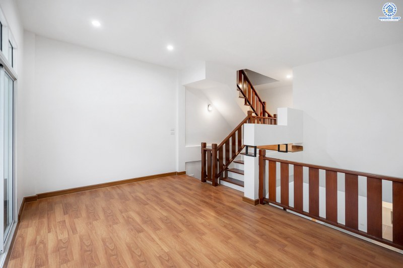 บ้านมือสองตกแต่งใหม่ โครงการ นวนิช แจ้งวัฒนะ ตกแต่งพร้อมอยู่ เนื้อที่ 20.5 ตร.ว. ฟังก์ชั่น 3 ห้องนอน 3 ห้องน้ำ 2 ที่จอดรถ ราคาสุดคุ้ม! บนทำเลย่านแจ้งวัฒนะ ใกล้เซ็นทรัลฯ เมืองทอง และทางด่วนแจ้งวัฒนะ ราคาหายากในย่านนี้ เพียง 3 ล้านต้นๆ เท่านั้น!