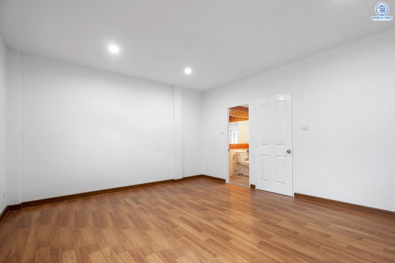 บ้านมือสองตกแต่งใหม่ โครงการ นวนิช แจ้งวัฒนะ ตกแต่งพร้อมอยู่ เนื้อที่ 20.5 ตร.ว. ฟังก์ชั่น 3 ห้องนอน 3 ห้องน้ำ 2 ที่จอดรถ ราคาสุดคุ้ม! บนทำเลย่านแจ้งวัฒนะ ใกล้เซ็นทรัลฯ เมืองทอง และทางด่วนแจ้งวัฒนะ ราคาหายากในย่านนี้ เพียง 3 ล้านต้นๆ เท่านั้น!