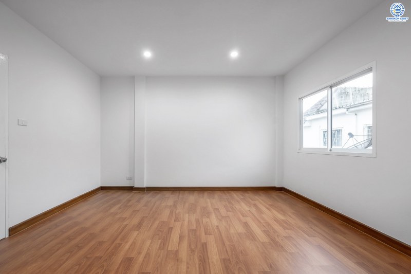 บ้านมือสองตกแต่งใหม่ โครงการ นวนิช แจ้งวัฒนะ ตกแต่งพร้อมอยู่ เนื้อที่ 20.5 ตร.ว. ฟังก์ชั่น 3 ห้องนอน 3 ห้องน้ำ 2 ที่จอดรถ ราคาสุดคุ้ม! บนทำเลย่านแจ้งวัฒนะ ใกล้เซ็นทรัลฯ เมืองทอง และทางด่วนแจ้งวัฒนะ ราคาหายากในย่านนี้ เพียง 3 ล้านต้นๆ เท่านั้น!