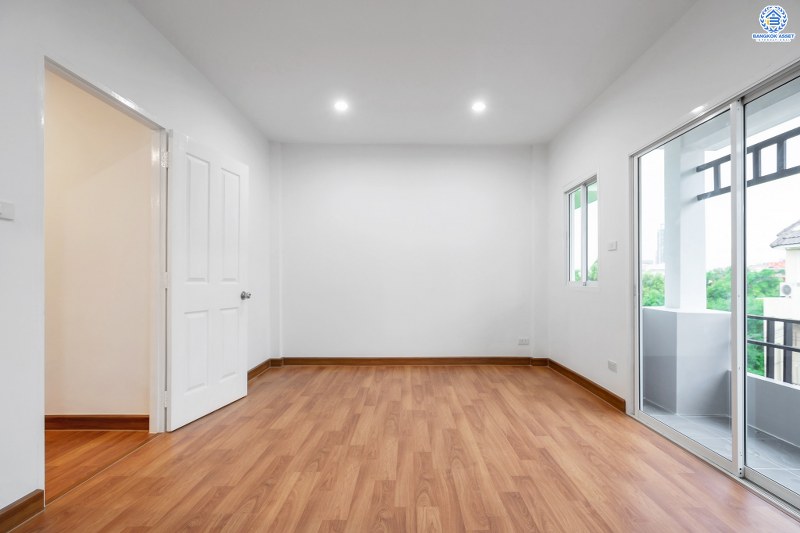 บ้านมือสองตกแต่งใหม่ โครงการ นวนิช แจ้งวัฒนะ ตกแต่งพร้อมอยู่ เนื้อที่ 20.5 ตร.ว. ฟังก์ชั่น 3 ห้องนอน 3 ห้องน้ำ 2 ที่จอดรถ ราคาสุดคุ้ม! บนทำเลย่านแจ้งวัฒนะ ใกล้เซ็นทรัลฯ เมืองทอง และทางด่วนแจ้งวัฒนะ ราคาหายากในย่านนี้ เพียง 3 ล้านต้นๆ เท่านั้น!