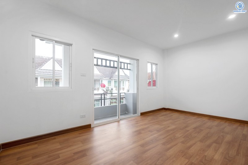 บ้านมือสองตกแต่งใหม่ โครงการ นวนิช แจ้งวัฒนะ ตกแต่งพร้อมอยู่ เนื้อที่ 20.5 ตร.ว. ฟังก์ชั่น 3 ห้องนอน 3 ห้องน้ำ 2 ที่จอดรถ ราคาสุดคุ้ม! บนทำเลย่านแจ้งวัฒนะ ใกล้เซ็นทรัลฯ เมืองทอง และทางด่วนแจ้งวัฒนะ ราคาหายากในย่านนี้ เพียง 3 ล้านต้นๆ เท่านั้น!